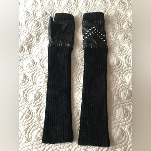 Bebe black long fingerless gloves with crystal accents. Missing one stone sz M/L - Picture 2 of 10